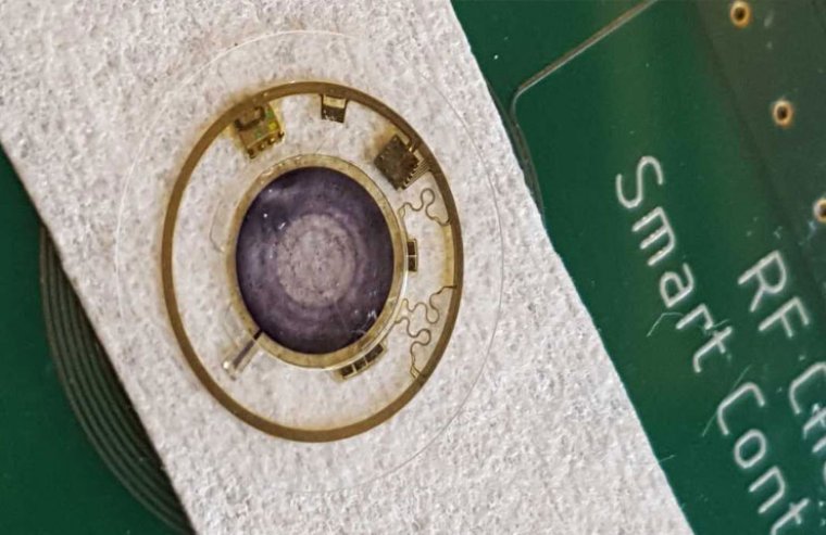 Smart Contact Lens With Dynamic Artificial Iris